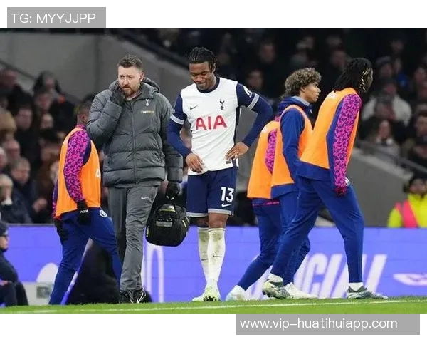 热刺后卫乌多吉在伦敦街头遭经纪人持枪威胁事件引发关注